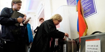 قادة أوكرانيون موالون لروسيا يصلون إلى موسكو بعد الكشف عن نتائج استفتاء الضم