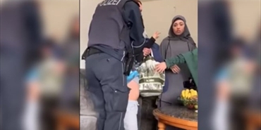 فيديو يظهر سحب الشرطة الألمانية طفلاً من عائلته العربية ويثير غضباً