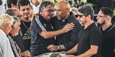 جثمان بيليه يصل ملعب سانتوس والآلاف يتوافدون لوداعه