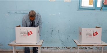 تونس تغلق أبواب الاقتراع لجولة الإعادة في الانتخابات البرلمانية بحضور “متواضع”