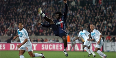 باريس سان جيرمان يعلن وفاة مبامي لاعبه السابق بعد تعرضه لسكتة قلبية