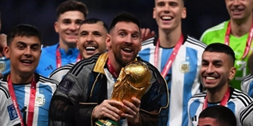 هل أهدى ميسي لاعبي الأرجنتين هواتف من الذهب بعد الفوز بكأس العالم؟