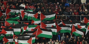 جماهير سويسرا تستفز منتخب إسرائيل بـ100 علم فلسطيني (فيديو)