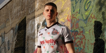نادٍ إيرلندي يكشف عن قميص يحمل ألوان العلم الفلسطيني