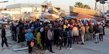 تونس توقف إمدادات الغذاء والمياه للمهاجرين الأفارقة.. 