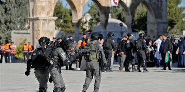 شرطة الاحتلال  تعتدي على المصلين في باحات المسجد الأقصى بعد صلاة الفجر.. 