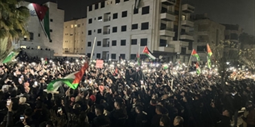 تواصل احتشاد الأردنيين بالقرب من سفارة الاحتلال ودعاء لغزة  