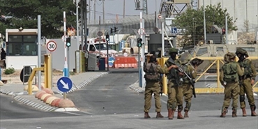 الاحتلال يحاصر قرى وبلدات في الضفة بـالبوابات الحديدية.. 