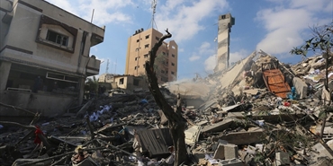 مواطنون يتفقدون اثار الدمار الذي تسببه قصف العدوان الاسرائيلي