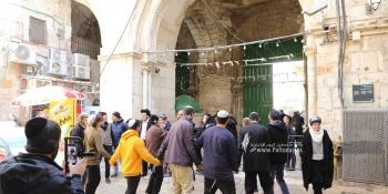 بالصور.   القدس،عشرات المستوطنين  يقتحمون  المسجد  الاقصي، من باب المغاربه