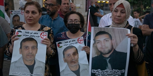 بالصوروقفة في رام الله تضامنا مع الأسرى الأبطال الذين يواجهون قمع السجان الصهيوني